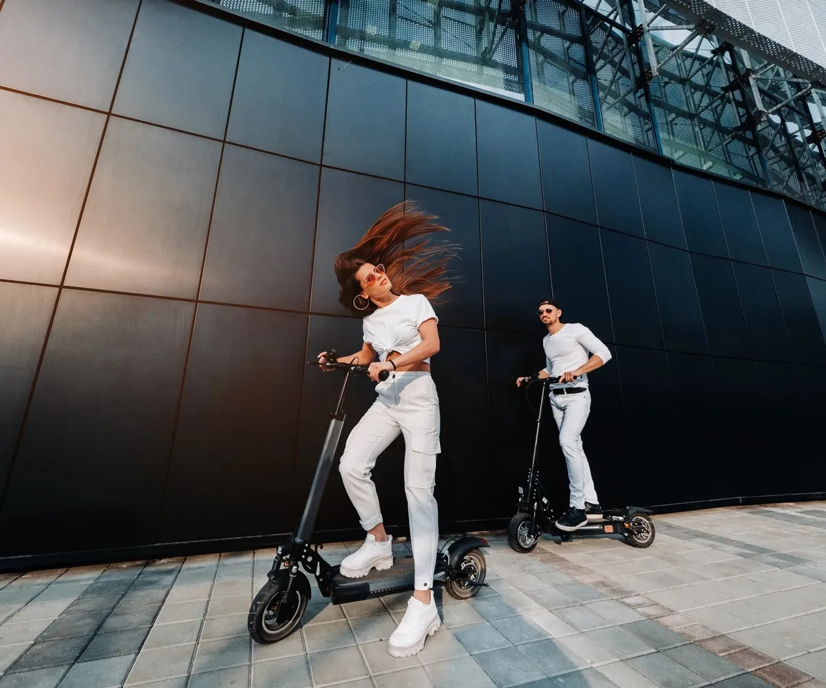 Deux utilisateurs en trottinette électrique Avanss en ville